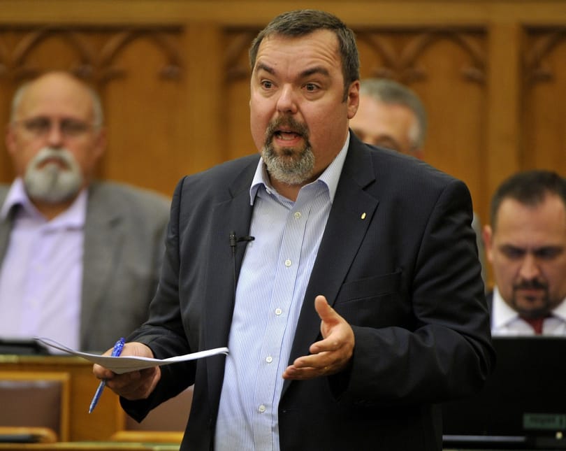 L. Simon kap egy felújított utat