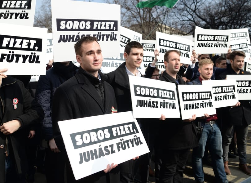 Egy plakátarc, egy sorosozó - ismerős a két kép?