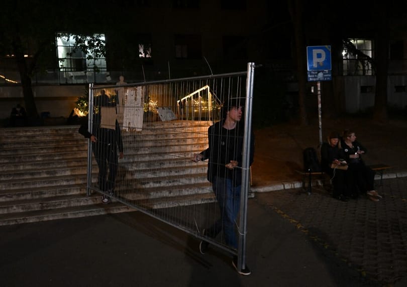Befejezték blokádjukat az egyetemisták a szerb közmédia épületénél