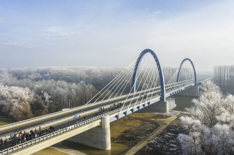 Ellipszis alakú Tisza-híd épült