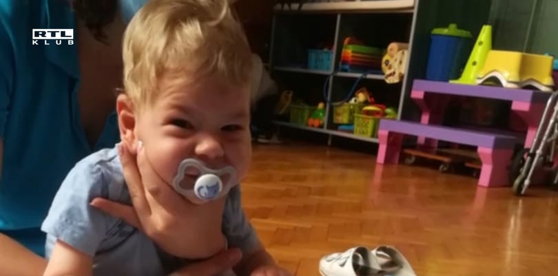 Egy éve kapott kezelést, már biztosan tud ülni az SMA-ban szenvedő Zsombi