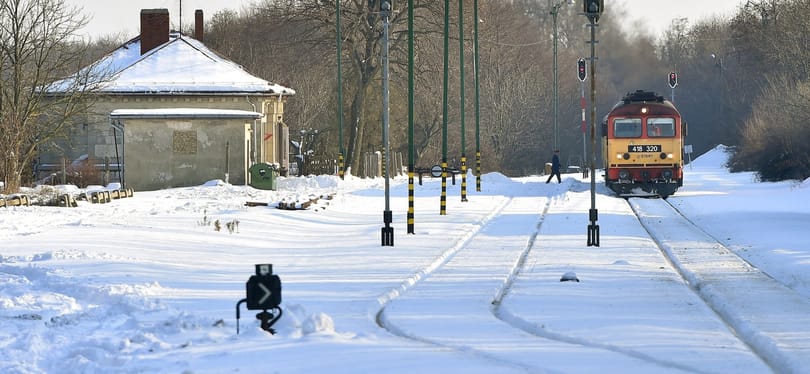 Több autó árokba borult és a vonatok is késnek a havazás miatt