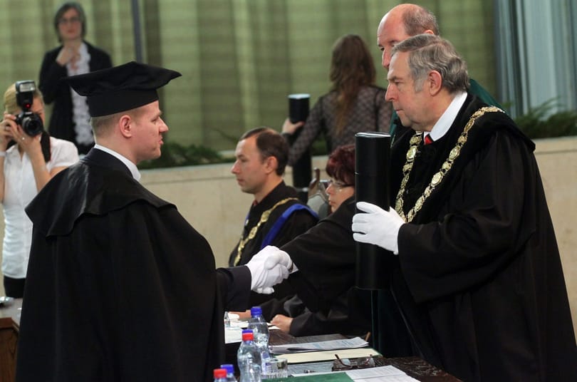Elszállt bérigényük van a frissdiplomásoknak