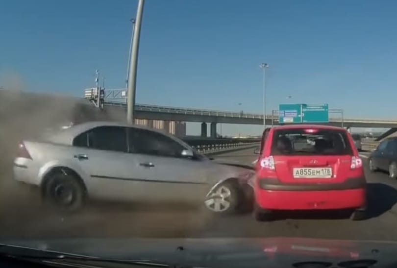 Ezért tilos megállni az autópálya közepén – videó