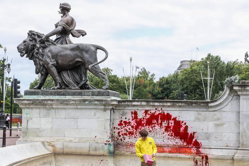 Állatvédők vérvörösre festették a Buckingham-palota előtti szökőkút vizét