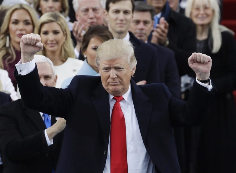 Jár Trumpnak a londoni látogatás, akkor is, ha az emberek nem akarják