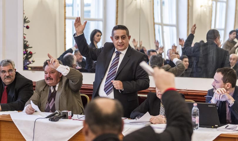 Törlesztenie kell a bebukott program miatt, de közben 800 ezres fizetést ad az ORÖ