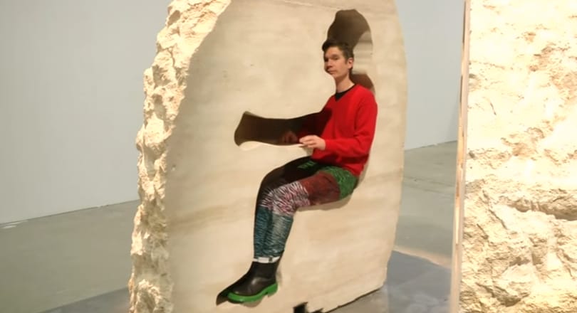 Újabb őrült performanszra készül a kitömött medvébe költöző művész – videó