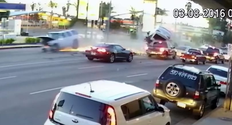 50 métert repült az ütközéstől a terepjáró – videó