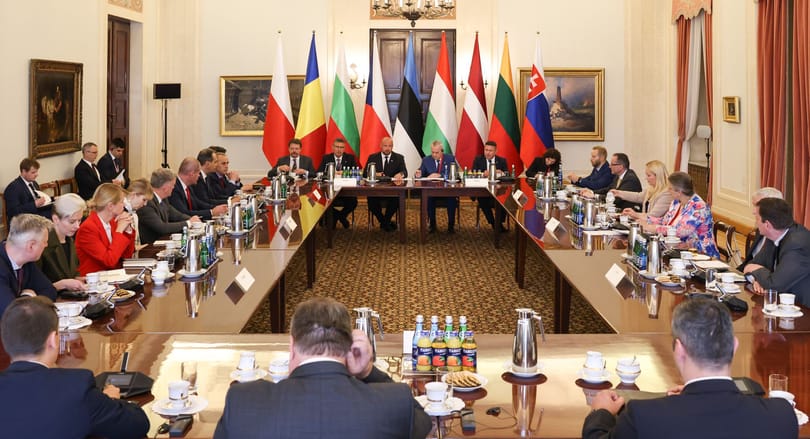 Miközben Orbán tűzszünetről szónokol, Rogán államtitkára Ukrajna NATO-tagságát támogató egyeztetésen vett részt