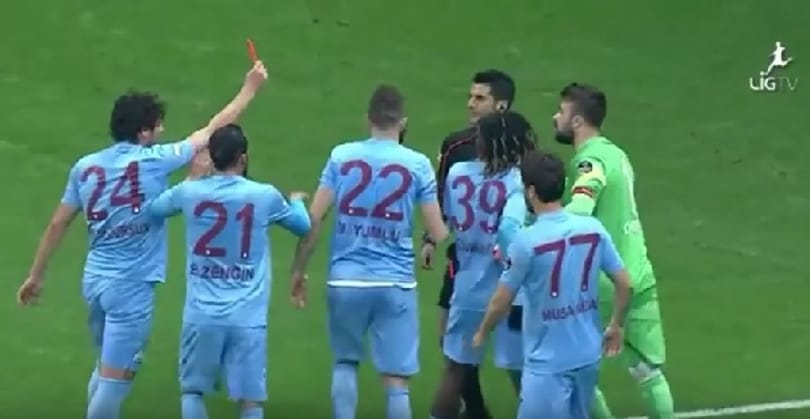 Pirosat adott a bírónak egy focista, erre kiállították - videó