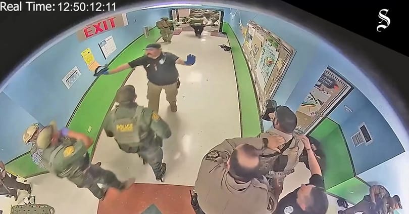 Elfutottak a rendőrök, amikor ropogni kezdett a lövöldöző fegyvere – videót tettek közzé az uvaldei iskolai mészárlásról