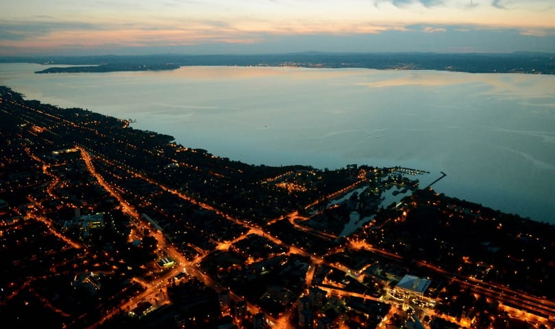 A Balaton partvonalának beépítettsége tökéletesen látszik a Wizz Air pilótájának éjjeli felvételén