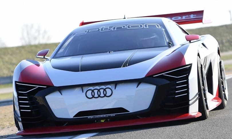 815 lóerős elektromos autóval sokkol az Audi