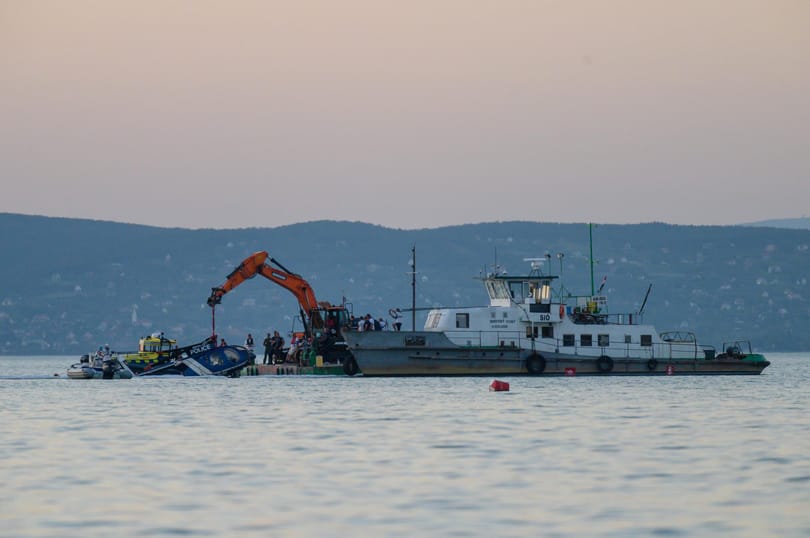 Fotókon ahogy kiemelik a Balatonból a rendőrségi helikoptert