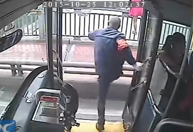 Így reagál egy profi buszsofőr, ha veszélyt lát – videó