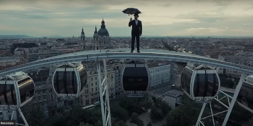 Úgy még senki nem látta Budapestet, ahogy ez az esernyős ember