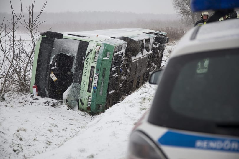 Felborult egy volánbusz 60 emberrel, sokan megsérültek