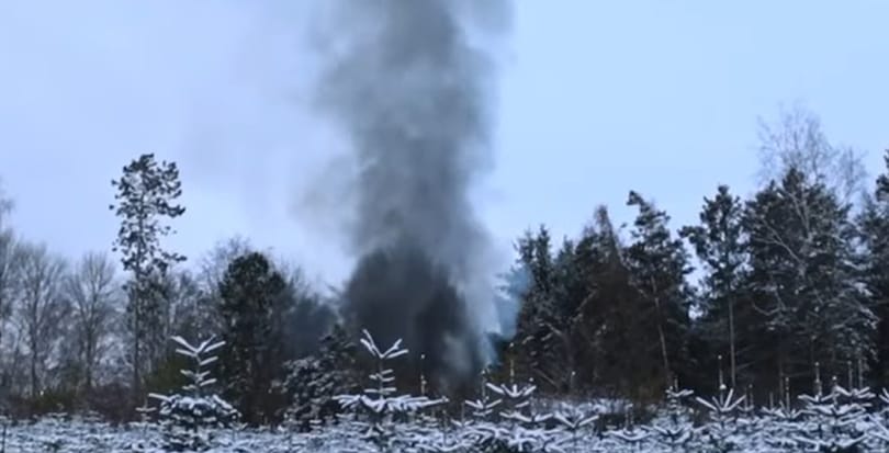 Kenyérpirítóval fűtötte a kocsiját egy autós, sikerült tűzbe borítania végül mindent – videó