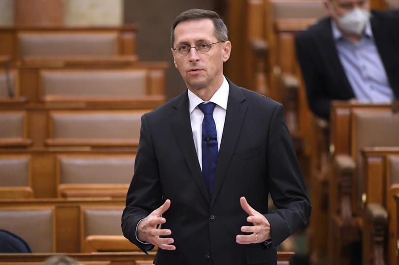 Varga Mihály: Korai még az a kérdés, érheti-e hátrány a magyarokat a keleti vakcinák miatt