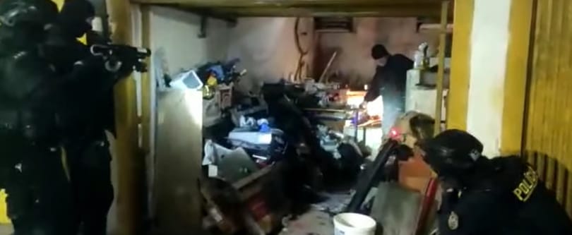 Tizenötezerszer hívta fel a segélyhívót, rendőrök vitték el