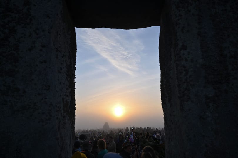 Ezrek gyűltek össze a Stonehenge-nél, hogy megnézzék a nyári napfordulón a napfelkeltét – fotók