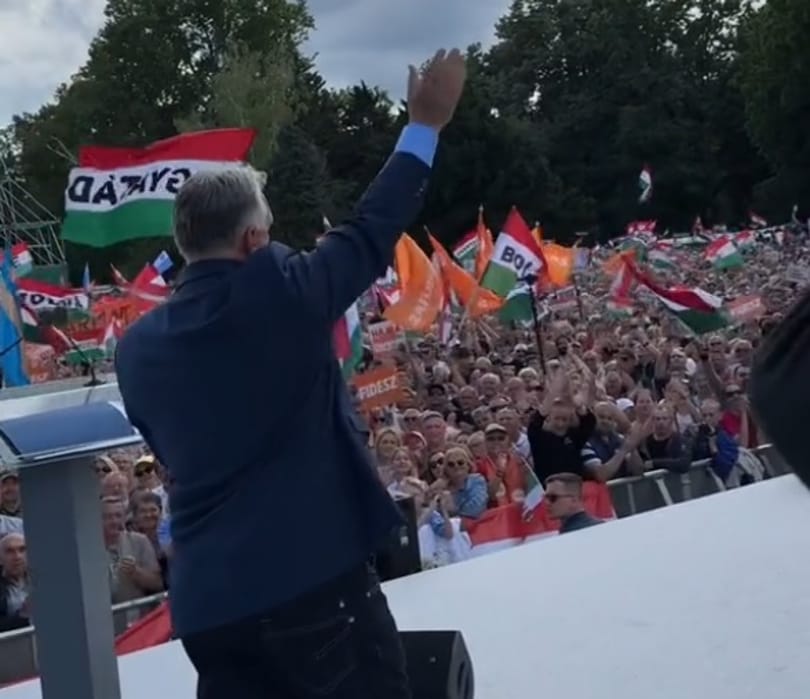 Orbán Viktor a Békemenet kulisszái mögül osztott meg videót a TikTokon