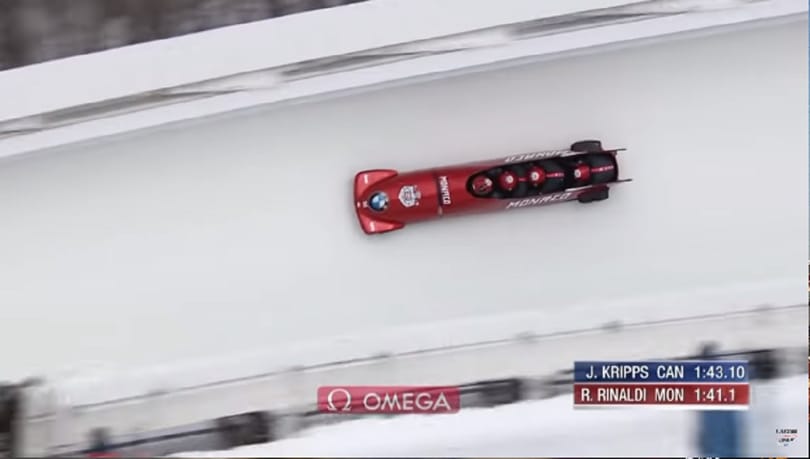 Kisebb csoda, hogy ez a pályamunkás el tudott ugrani a 120-szal száguldó bob elől