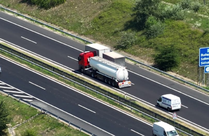 Drónokkal figyeli a rendőrség, ki nem tartja be a követési távolságot az M7-esen