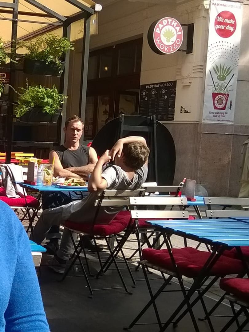 Fotó: Jude Law a Gozsduban ücsörög a fiával