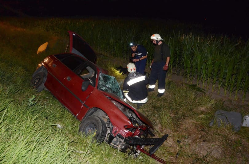 Ketten meghaltak egy hajnali balesetben a 4-esen