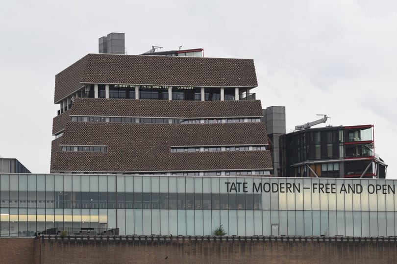 Elítélték a fiatalt, aki lehajított egy kisfiút a londoni Tate Modern teraszáról