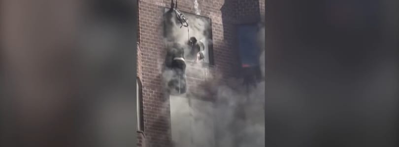 Videó: kötéllel mentettek ki egy nőt a New York-i tűzoltók huszadik emeleti égő lakásából