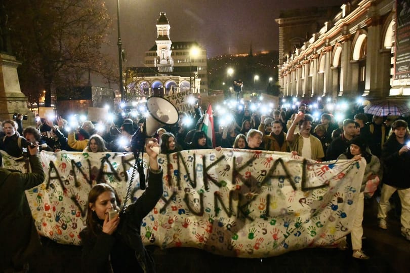 A Március 15. térről a Clark Ádám térre vonulva tüntettek a diákok