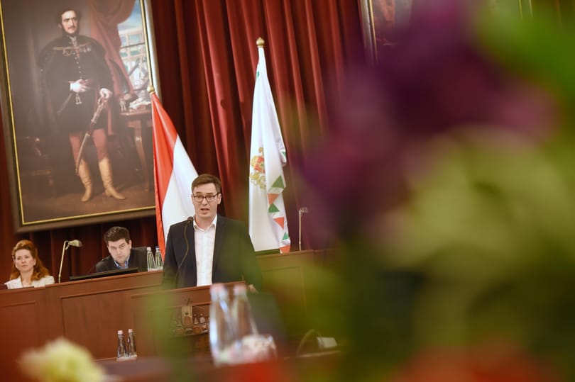Már a Jobbik is bírálja a Mozgó Világ főszerkesztőjének adott fővárosi kitüntetést