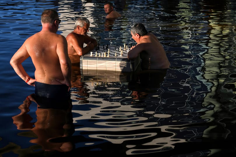 Télen is a tengerpartra? Jobban jövünk-e ki, ha síelés vagy belföldi wellness helyett választjuk?