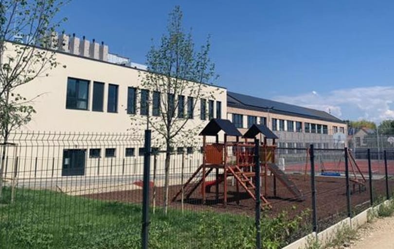 Elkészült a felcsúti „csodaiskola” – Hadházy Ákos mutatott is róla néhány fotót