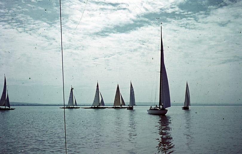 Vízen lebegő hajléktalant mentettek ki hajnalban a Balatonból