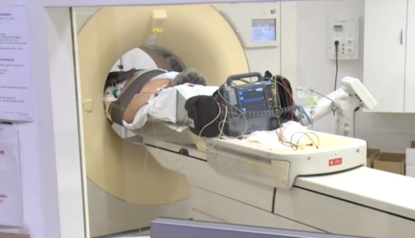 Egy nő a fegyverével együtt feküdt be MRI-vizsgálatra, hogy utána mi történt, arra mindig emlékezni fog