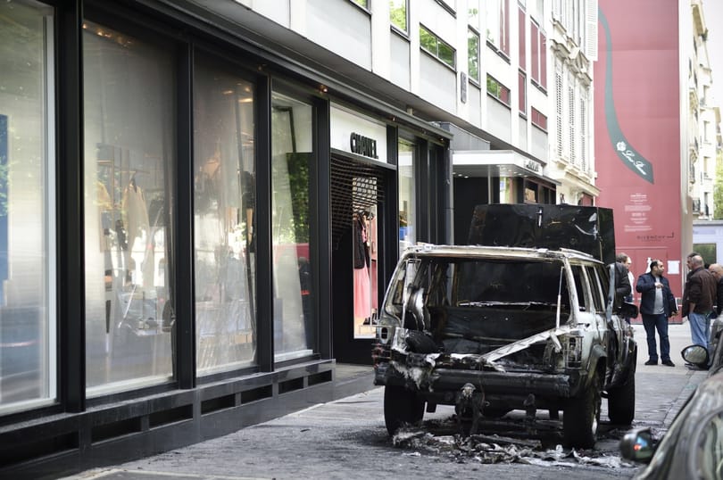 Terepjáróval rontottak be a rablók a Chanel párizsi üzletébe