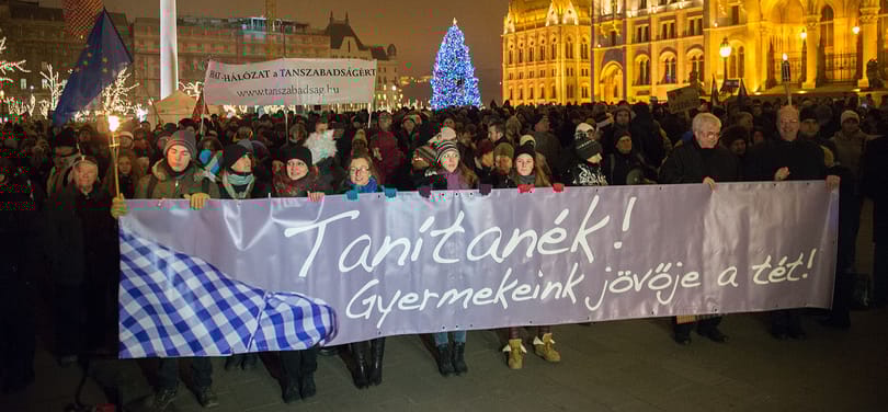 Balognak ultimátumot adtak a tüntetők a Parlamentnél