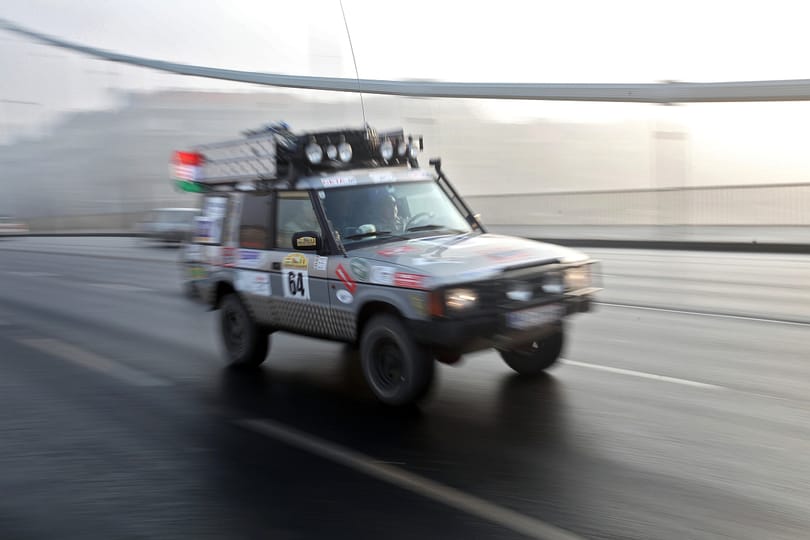 Véres kormányellenes tüntetések miatt elakadt a Budapest–Bamako raliverseny