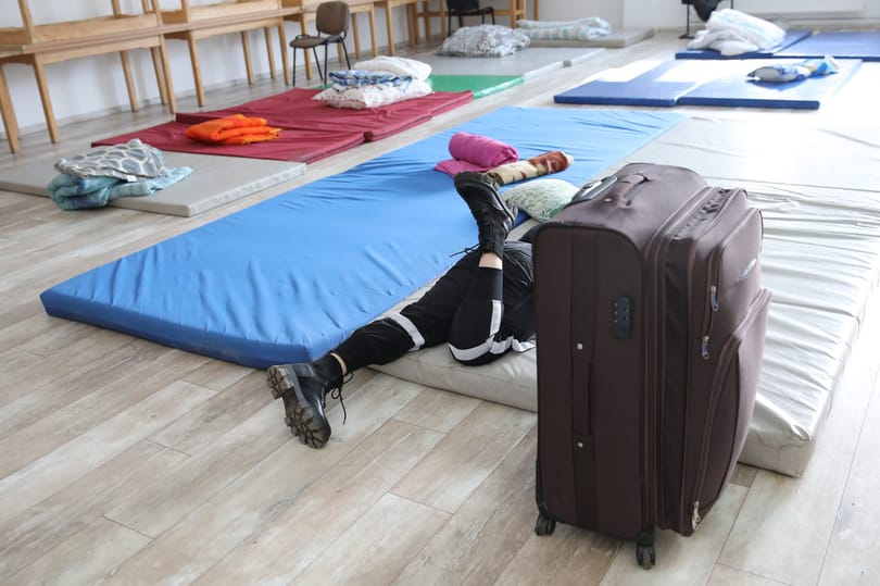 Záhonyból jelentjük: reménykedve várják a vonatot, de nem érkeznek a családtagok