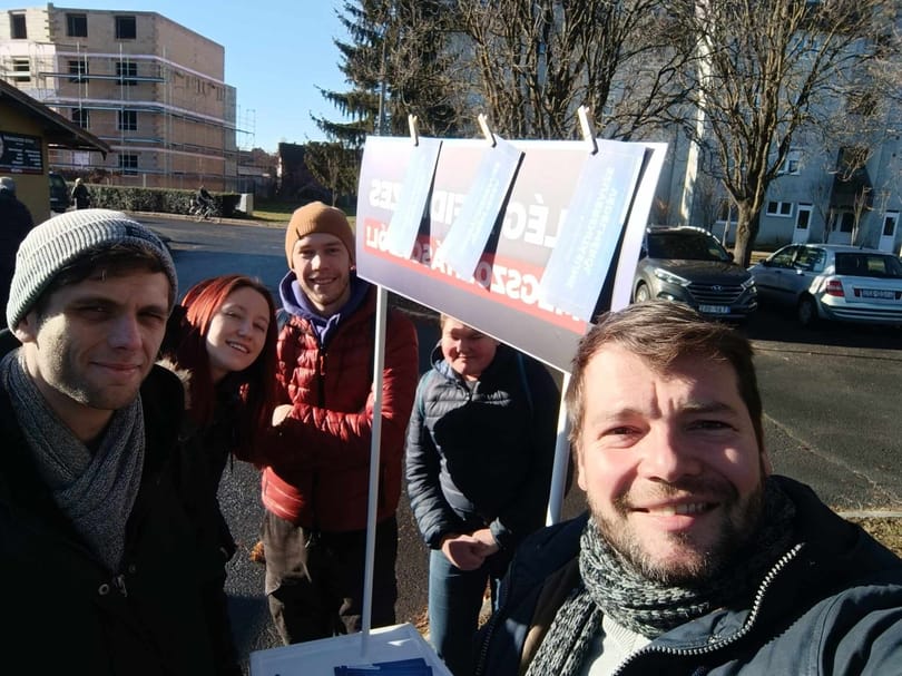Dühös fideszes támadt a Momentum standjára Körmenden: rugdosott, szitkozódott