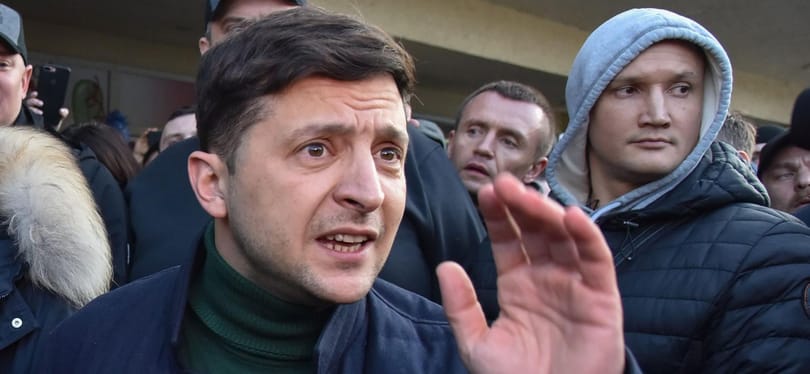 Az exkomikus Zelenszkij vezet, de sok a szabálytalanság az ukrán elnökválasztáson