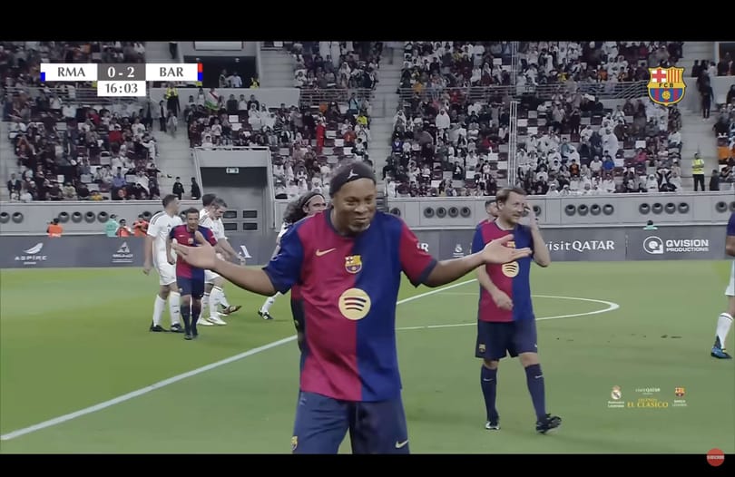 Ronaldinho 44 évesen is bevarrja a jobb felsőbe a szabadot