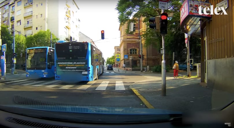 Videóra vették, ahogy két BKV-buszjárat egyszerre hajt át a piroson