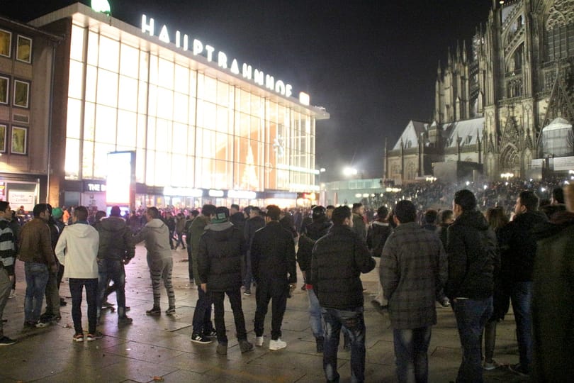 Kölni erőszak: tolvajokat állítottak bíróság elé, a molesztálók megúszhatják