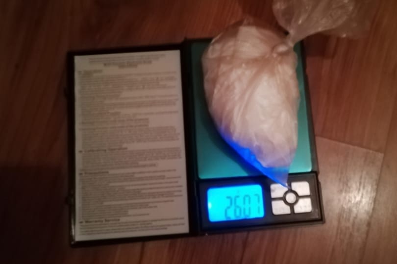 Ilyen a home office egy dílernél: házi őrizete alatt is árulta a drogot