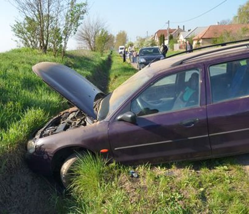 Fotó: árokba vágódott egy Ford Varjúlaposnál